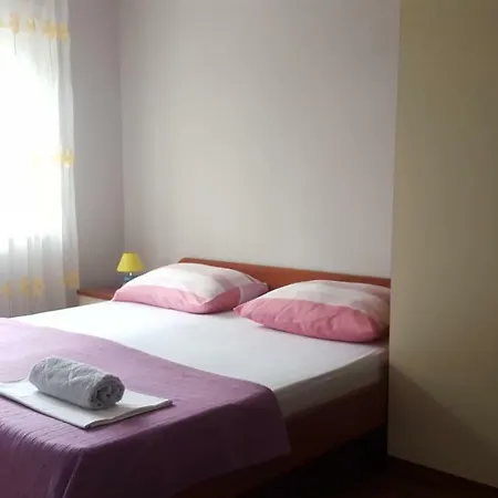 Leona Apartment *